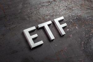 il abbreviazione parola etf - scambio scambiato fondo - di cui con argento lettere su crudo arrugginito acciaio foglio superficie nel inclinato diagonale prospettiva foto