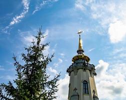 chiesa cristiana croce nell'alta torre del campanile per la preghiera foto