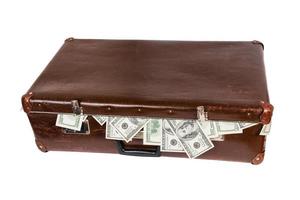 vecchio chiuso Marrone valigia pieno di centinaio dollaro banconote isolato su bianca foto