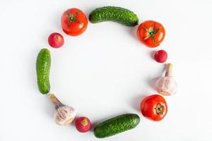 verdure fresche su sfondo bianco. concetto di cibo dietetico. posto per il testo. foto