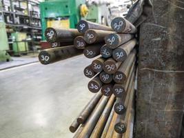 il giro 30 millimetro barre di acciaio nel un' lavorazione dei metalli negozio - avvicinamento con selettivo messa a fuoco foto