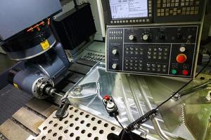 misurazione processi con rubino toccare sonda su grande cnc fresatura macchina nel jog modalità foto