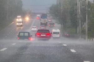 tula, Russia luglio 14, 2020 macchine in movimento su asfalto strada durante pesante estate tempesta piovere, Visualizza a partire dal indietro foto