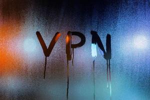 abbreviazione vpn - virtuale privato Rete disegnato di dito su notte bagnato bicchiere foto