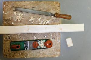 pialla, file e di legno bloccare su un' sgabello foto