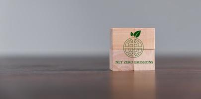 aziende siamo mira netto zero serra gas emissioni. carbonio credito concept.tradable certificato per guidare industria nel direzione di Basso emissioni nel efficienza costo. di legno cubi con diminuire co2 foto