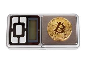 un' bitcoin luccicante su elettronico tasca peso isolato su bianca sfondo foto