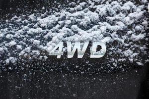 un abbreviazione 4wd - quattro ruote guidare - su sporco nero auto indietro foto