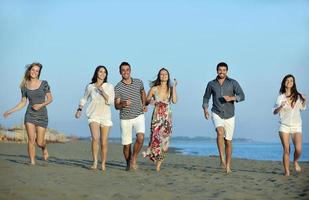 contento giovane persone gruppo avere divertimento su spiaggia foto