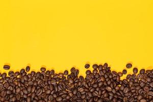 chicchi di caffè su sfondo giallo foto