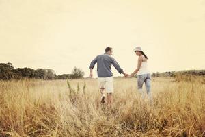 contento giovane coppia avere romantico tempo all'aperto foto