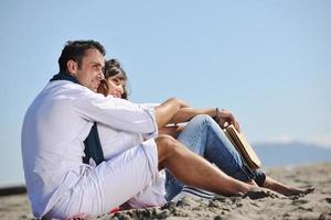 giovane coppia godendo picnic su il spiaggia foto