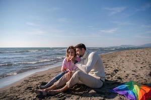 giovane coppia godendo tempo insieme a spiaggia foto