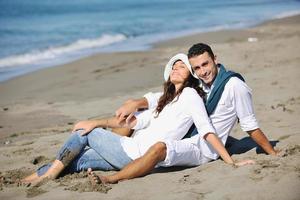 contento giovane coppia avere divertimento a bellissimo spiaggia foto