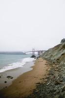 nebbia che copre il golden gate bridge foto