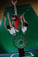 giocatore di basket in azione foto