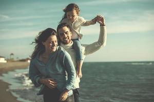 giovane famiglia godendo vecazione durante autunno foto