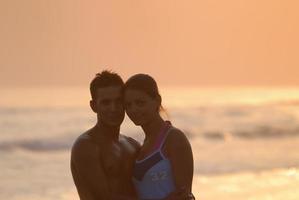 romantico coppia su spiaggia foto