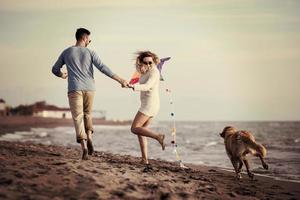 contento coppia godendo tempo insieme a spiaggia foto