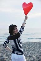 giovane donna rilassare su spiaggia foto