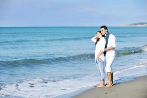 contento giovane coppia avere divertimento a bellissimo spiaggia foto