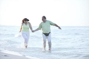 contento gli anziani coppia su spiaggia foto