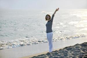 giovane donna rilassare su spiaggia foto