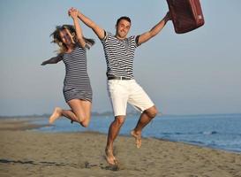 coppia su spiaggia con viaggio Borsa foto