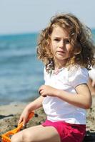 piccolo ritratto di bambina sulla spiaggia foto