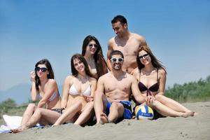 contento giovane persone gruppo avere divertimento su spiaggia foto