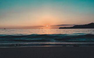 spiaggia sotto il tramonto dell'ora d'oro foto