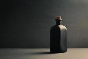 singola bottiglia in ceramica nera