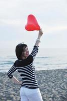 giovane donna rilassare su spiaggia foto