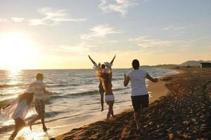 persone gruppo in esecuzione su il spiaggia foto