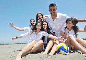 gruppo di contento giovane persone nel avere divertimento a spiaggia foto