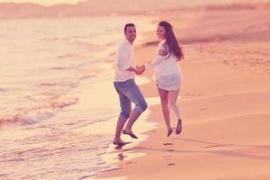 giovane coppia su spiaggia avere divertimento foto