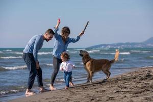 contento giovane famiglia godendo vecazione durante autunno giorno foto