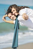 contento giovane coppia avere divertimento a bellissimo spiaggia foto