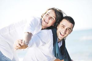 contento giovane coppia avere divertimento a bellissimo spiaggia foto