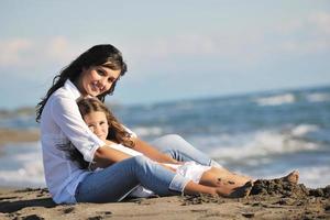 mamma e figlia ritratto su spiaggia foto