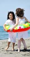 contento giovane persone gruppo avere divertimento su spiaggia foto