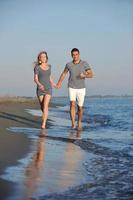 contento giovane coppia avere romantico tempo su spiaggia foto