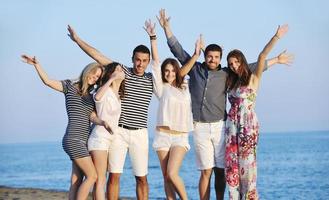 contento giovane persone gruppo avere divertimento su spiaggia foto