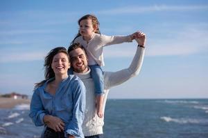 giovane famiglia godendo vecazione durante autunno foto