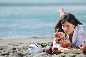 contento giovane donna su spiaggia foto