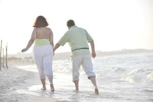 contento gli anziani coppia su spiaggia foto