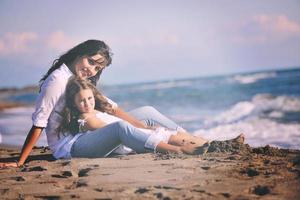 mamma e figlia ritratto su spiaggia foto