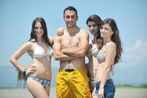 contento persone gruppo avere divertimento e in esecuzione su spiaggia foto