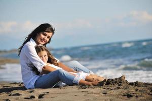 mamma e figlia ritratto su spiaggia foto