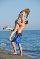 contento giovane coppia avere romantico tempo su spiaggia foto